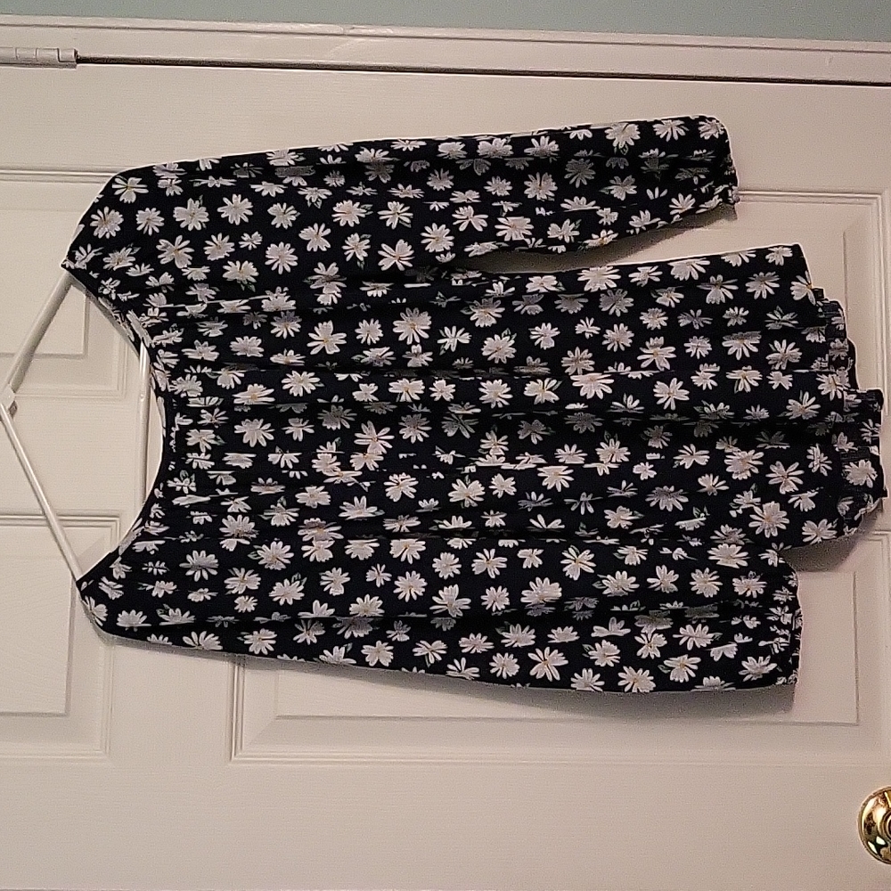 Scoop neck old navy flower top - Picture 1 of 6